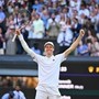 Sinner, il ritorno sul campo di Wimbledon per una foto speciale che omaggia l'Italia