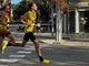 Corre una maratona... con le Crocs, la follia dell'atleta russo a Berlino Corre una maratona... con le Crocs, la follia dell'atleta russo a Berlino