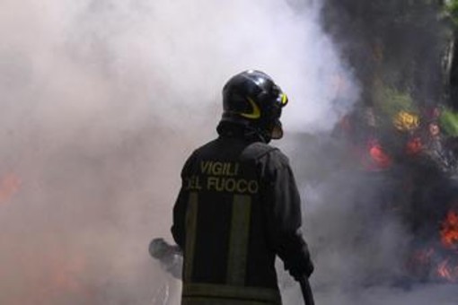 Roma, incendio a Tor di Valle: chiuso tratto della via del Mare verso Ostia. Deviazioni e lunghe code