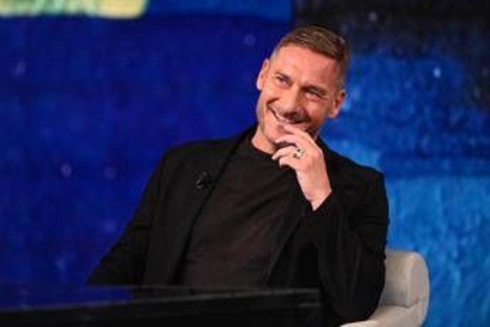 Roma, Totti 'sfotte' dopo i rigori sbagliati: "È uno scherzo? Non è mai successo" Roma, Totti 'sfotte' dopo i rigori sbagliati: "È uno scherzo? Non è mai successo"