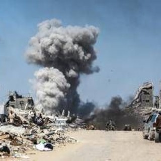 Gaza, soccorritori: &quot;Almeno 20 morti in raid Israele su scuola&quot;