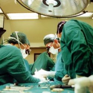 Asportata cisti ovarica gigante di 7 kg a una 16enne, occupava quasi tutto l'addome