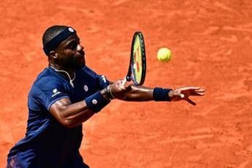 Roland Garros, Tiafoe vince e tifoso gli ruba la racchetta: "Posso riaverla?" Roland Garros, Tiafoe vince e tifoso gli ruba la racchetta: "Posso riaverla?"