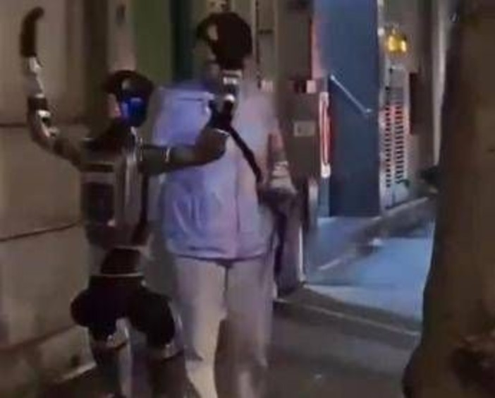 Robot 'stalker' segue e molesta donna di 70 anni a Macau: l'episodio diventa virale Robot 'stalker' segue e molesta donna di 70 anni a Macau: l'episodio diventa virale