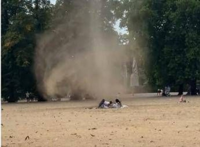 Il 'diavolo di sabbia' attraversa un parco di Londra: paura tra i presenti