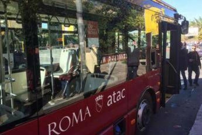 Roma, autista lo richiama: &quot;Non si fuma sul bus&quot;. Passeggero attacca con una sega