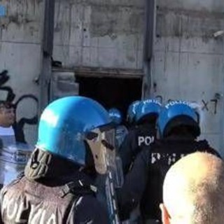 Adescata, segregata e costretta a violenze sessuali di gruppo per tre giorni: 5 fermi a Roma