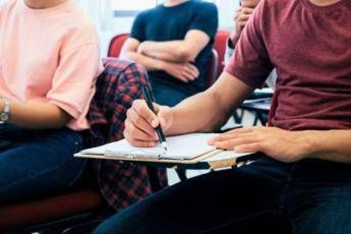 Allarme spritz a colazione, i rischi per gli studenti: "Effetti immediati su cervello"