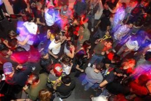 Milano, 19enne all'uscita discoteca denuncia: "Mi hanno violentata"
