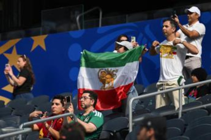 Iran, proteste fuori da stadio e 'vecchia' bandiera su spalti ai Mondiali Iran, proteste fuori da stadio e 'vecchia' bandiera su spalti ai Mondiali