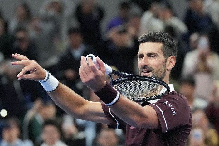 Djokovic vola in finale a Pechino, Medvedev squalificato Djokovic vola in finale a Pechino, Medvedev squalificato