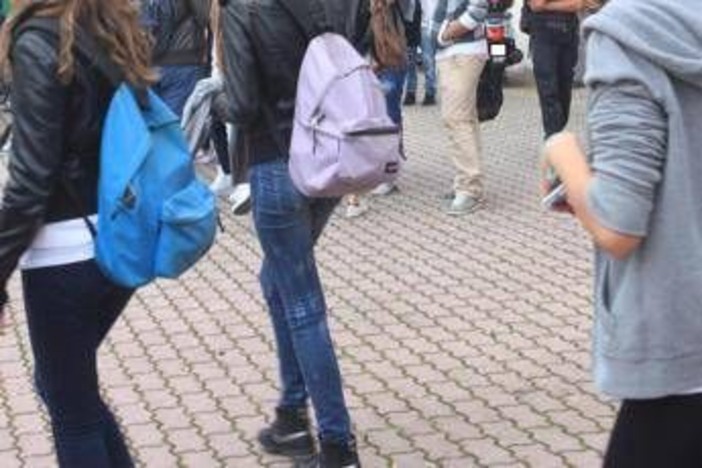 Pescara, sostanza irritante spruzzata a scuola: evacuato liceo, studenti in pronto soccorso Pescara, sostanza irritante spruzzata a scuola: evacuato liceo, studenti in pronto soccorso