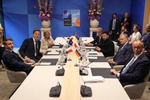 Nato, Meloni firma l'accordo sul 5%: &quot;Spese sostenibili, nessun euro verrà tolto a priorità Italia&quot;