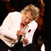 Rod Stewart, malore nel concerto e maschera per l'ossigeno sul palco Rod Stewart, malore nel concerto e maschera per l'ossigeno sul palco