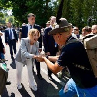 Italia-Usa, governo 'smorza' polemica con Trump. Meloni dagli Alpini: "Un po' di sano orgoglio nazionale"