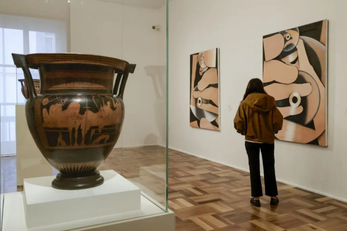 “Vortici”, alle Gallerie d’Italia di Napoli Worth dialoga con la ceramica antica