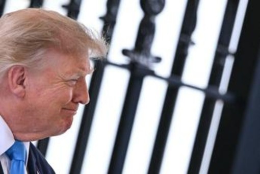 Iran, Trump sospende gli attacchi: "Ma si arrivi subito a un accordo"