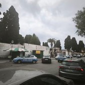 Napoli, spara e ferisce l'ex moglie al cimitero: 71enne arrestato Napoli, spara e ferisce l'ex moglie al cimitero: 71enne arrestato