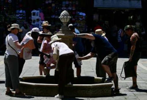Caldo record, 21 città in bollino rosso oggi: da domani arriva la tregua
