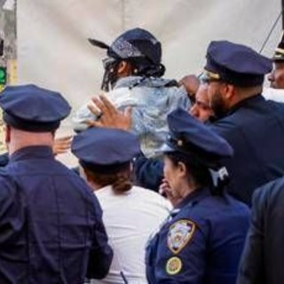 Met Gala, proteste contro Jeff Bezos: arrestato manifestante