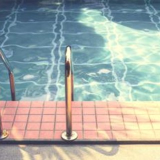 Roma, esalazioni di cloro da piscina a Mentana: 50 evacuati, grave bimbo di 5 anni