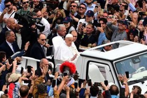 Papa Francesco, l'ultima apparizione: Pasqua con bagno di folla in papamobile