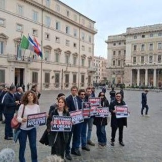 Flash mob +Europa contro Orban a Palazzo Chigi: &quot;Dittatore con i soldi nostri&quot;