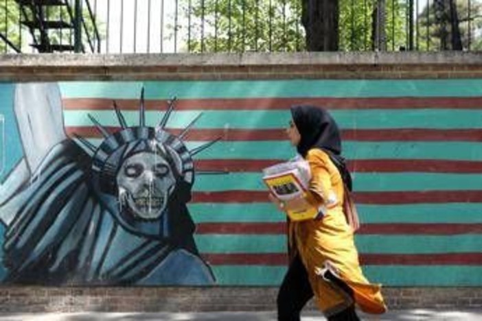 Iran-Usa, oggi colloqui in Oman. Washington allerta americani: "Via ora da Teheran"