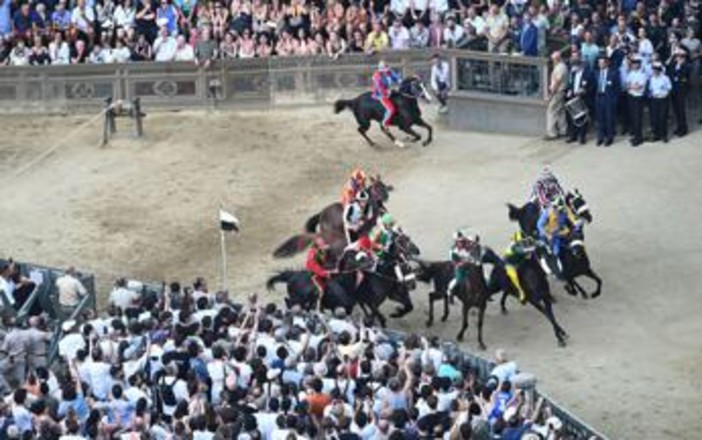 Palio di Siena rinviato per maltempo, si corre domani venerdì 3 luglio Palio di Siena rinviato per maltempo, si corre domani venerdì 3 luglio