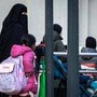 Burqa e niqab vietati a scuola, multe fino a 1000 euro. Tetto del 30% per alunni stranieri: la bozza del decreto