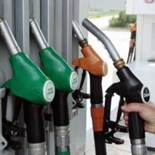 Caro carburante, controlli ai distributori a Roma: sequestrati 26mila litri prodotto non conforme Caro carburante, controlli ai distributori a Roma: sequestrati 26mila litri prodotto non conforme