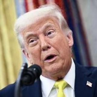 Trump fa gli auguri di Pasqua e attacca ancora Biden: &quot;Presidente peggiore&quot;