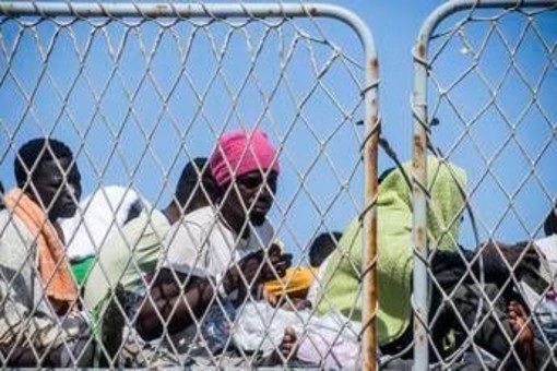 Migranti, accordo Ue su Paesi di origine e terzi sicuri: cambiano norme su asilo Migranti, accordo Ue su Paesi di origine e terzi sicuri: cambiano norme su asilo