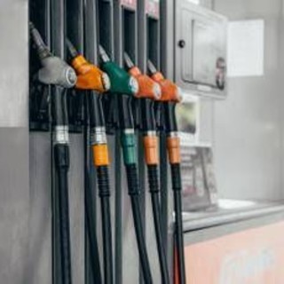 Carburanti, prosegue aumento prezzo benzina e diesel: quanto costa ora fare il pieno